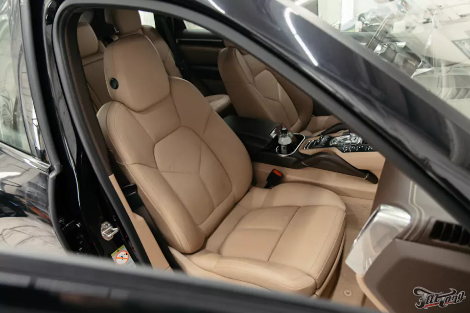 Комплексная химчистка салона и обработка кожи керамикой для Porsche Cayenne